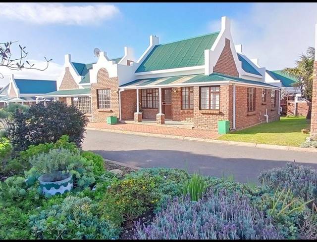 2 BEDROOM TOWNHOUSE FOR SALE IN STILBAAI-WES